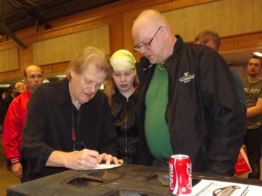 Reggie Young spelade ihop mycket med Elvis, och mellan uppträdena på scen fick han skriva mycket autografer.