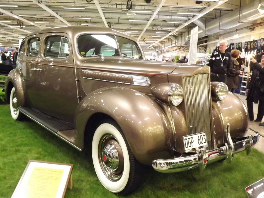 Och en Packard touring sedan från samma år