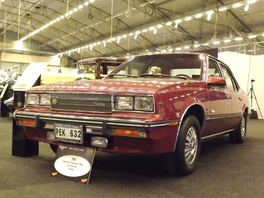 den egendomliga lill-Cadillacen Cimarron som egentligen var en förklädd Chevrolet Cavalier. Presenterades 1982 och försvann ur sortimentet 1988, sörjd av få saknad av ännu färre.