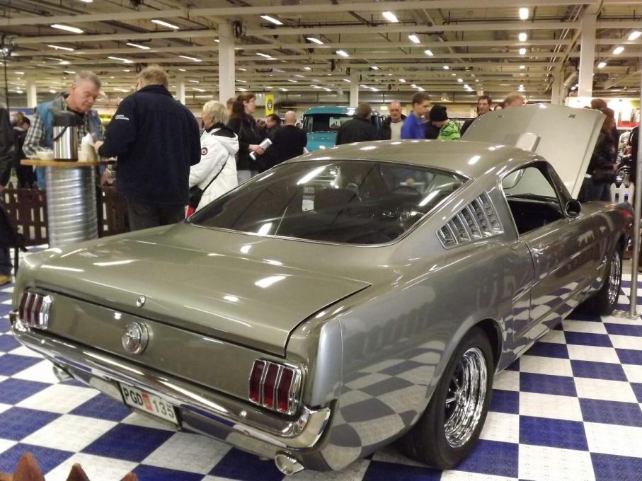 Ford Mustang är ständigt populär modell, fastback årgång 1965.