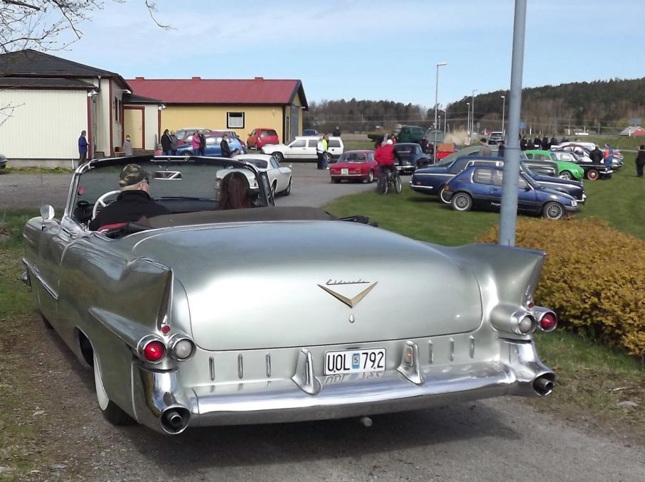 Bron är ganska smal ocjh annars bara gångväg, men ganska exakt såpass bred att en Cadillac Eldorado från 1955 kan passera
