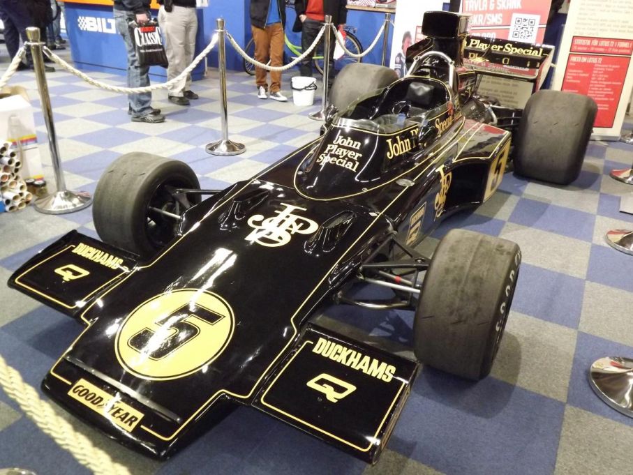 Inte mindre än två av Ronnies bilar fanns på plats, detta är den legendariska Lotus 72, körd av Ronnie säsongen 1975, och sedan aldrig startats sen dess!