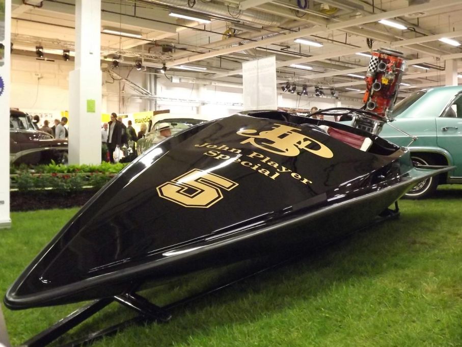 racerbåt i samma John Player tema, garanterat dock aldrig körd av Ronnie... notera motorns festliga placering bak.