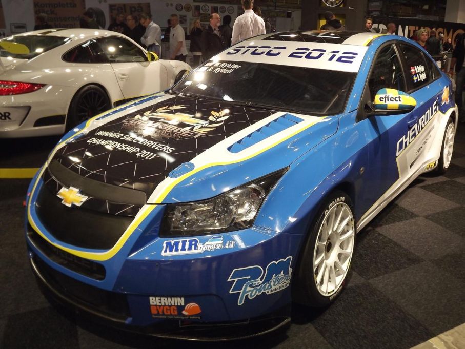 och i 2012 års tappning, Michel Nykjaer och Rickard Rydell kör Chevrolet Cruze i STCC. Mycket har hänt sedan 1950 till exempel är detta en genuint koreansk Chevrolet...