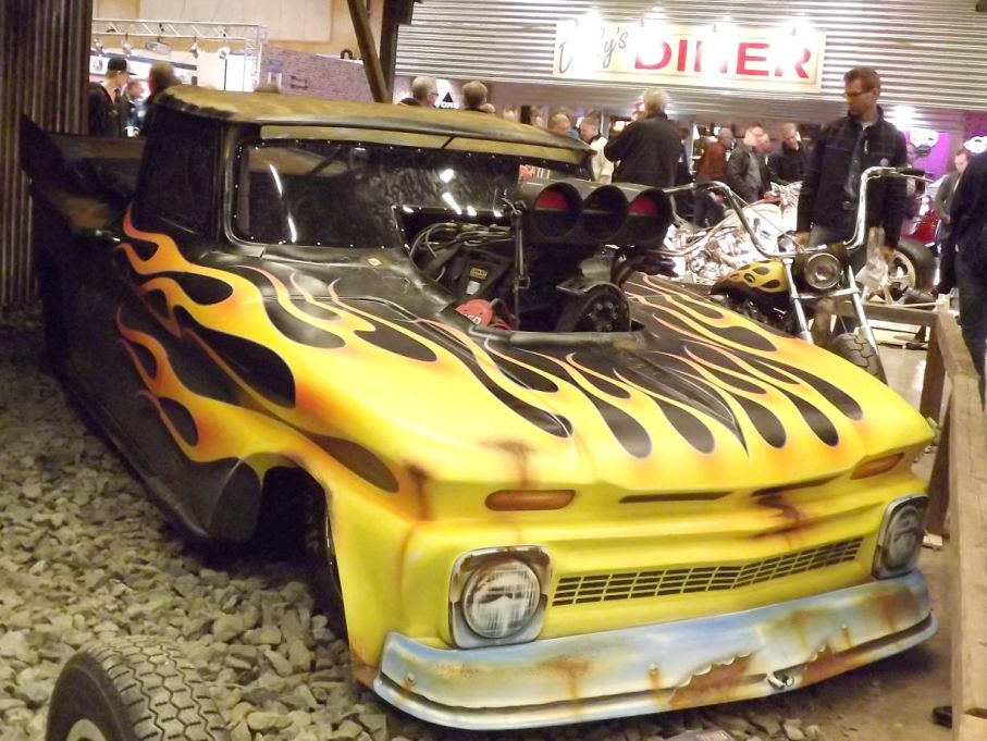 Dragracing kan se ut på många olika vis, Freddy Fagerström kör farmarpickis i Pro mod-klassen. Men allt på denna bil ner till skavankerna i ”lacken” är fejk, utom det där som sticker upp genom huven.