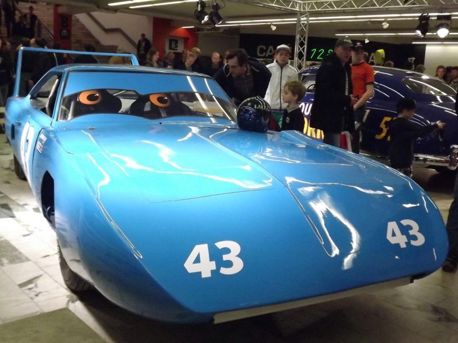 Plymouth Roadrunner Superbird var racerbilen som såldes som en gatbil för att kunna typa den som racerbil. Det mest extrema som kunde fås 1970, och betingar idag astronomiska priser så att bygga om Superpippin till racerbil idag är vågat.