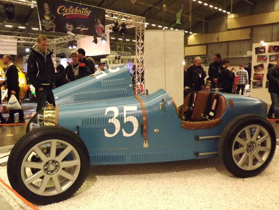 racinginspirerad, detta bygge kallas TH35 och är en välgjord sak med Bugatti som förebild. Motorn kommer från en Aprilia motorcykel, och fälgarna är standard från Audi som har en slående likhet med Bugattis originalfälgar.