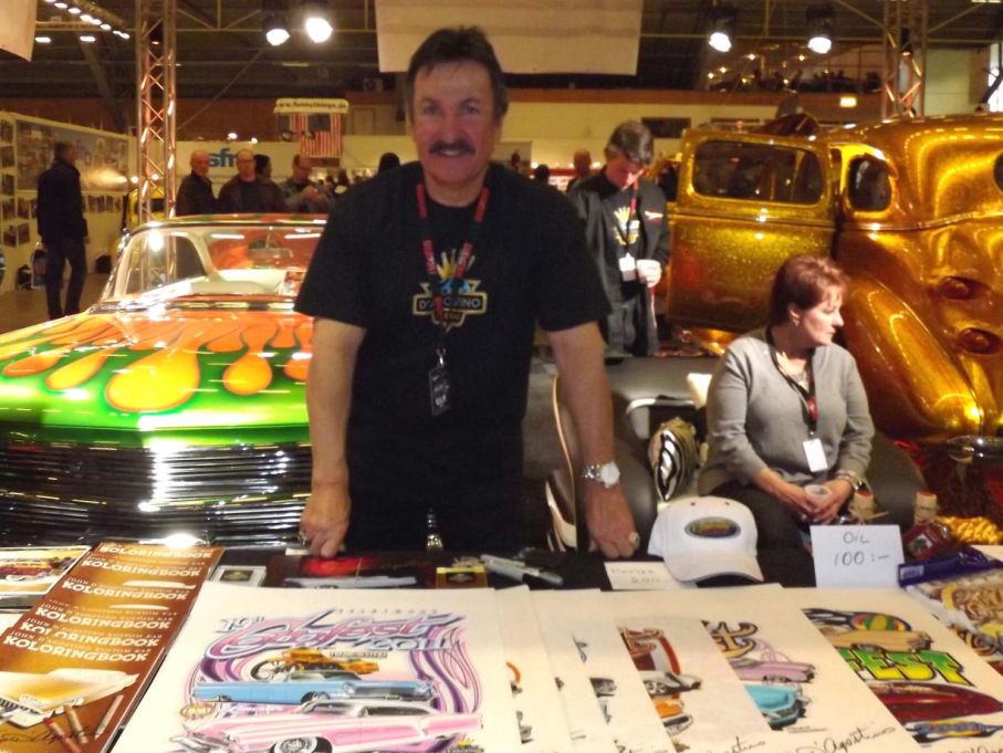 En ständigt återkommande gäst på Custom Motor Show är John dAgostino som gladeligen varje påsk lämnar sitt soliga Discovery bay i Kalifornien för en helg i kalla nord. En av amerikas främsta custombyggare som har med sig nya fräcka bilar varje gång.