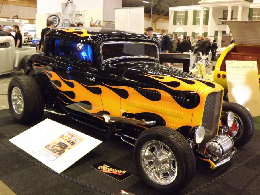 1932 coupe från USA,, det är fantastiskt att kända namn inom branschen som här Bruce Meyer skeppar över sina bilar för att visa upp för oss.