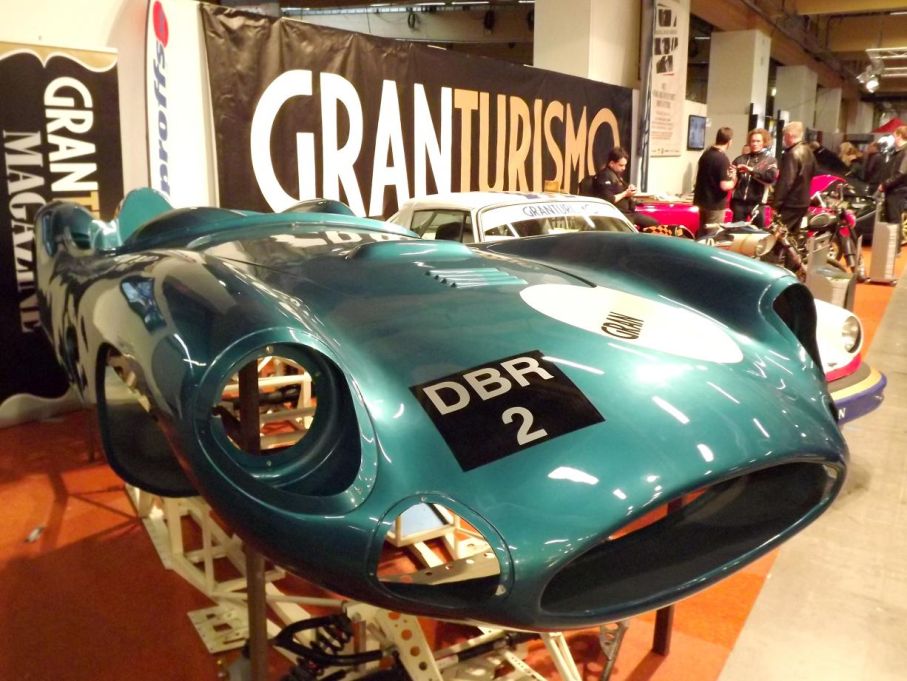 Hos Gran Turismo visade man upp en replikakaross på en Aston Martin DBR2.