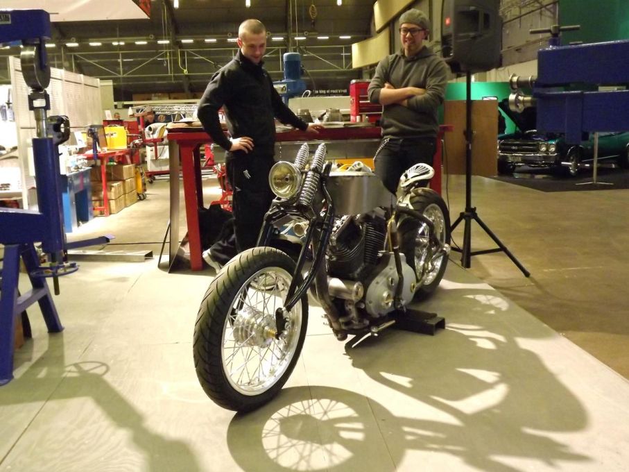 mer svenskt hantverk, hos verktygsboden filosoferar man över en motorcykel som håller på att ta form.