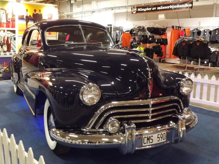 Oldsmobile coupe från 1947. Om det inte vore för hela den här strukturen med driftiga leverantörer och entreprenörer som byggt upp verksamheter och enorm skicklighet inom många olika gebit, skulle vi inte kunna glädjas åt lika många imponerande byggen och fint renoverade originalbilar som vi faktiskt kan i lilla Sverige.