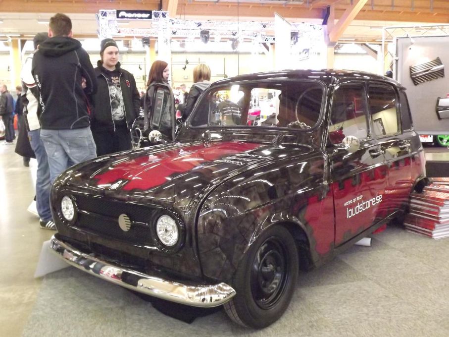 och var går gränsen mellan custom och styling? Denna renault 4 Laban rör sig diffust längs den gränsen, dessutom fullspäckad med ljudbyggarteknik.