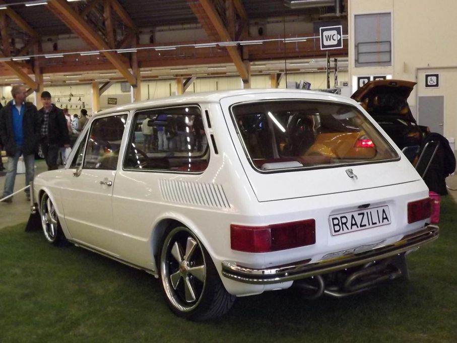 en mycket ovanlig fågel här, milt ombyggd i nya trenden ”tyskstuk” fast detta är ingen tysk VW utan en brasiliansk. Brasilia hette den här tredörrarsbilen och var en slags bastard med typ 3 kaross mixad med 412 som satt på ett typ 1 chassi med 1600cc motor. Dessa byggdes mellan åren 1973-82