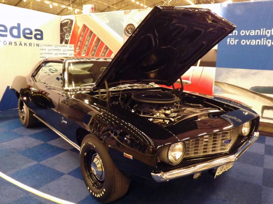 och lika tuff Camaro 1969 byggd som COPO-clone med 427” står hos Svedea, som erbjuder förmånliga entusiastförsäkringar för våra bilar.
