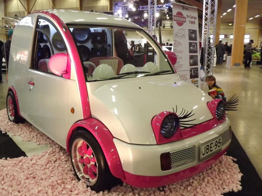 den här söta bilen satte många myror i huvudet på folk, men det är en Nissan S-cargo och dom såg ut såhär. Den här är en av väldigt få som hittat ut ur Japan där de såldes i liten upplaga mellan 1989-92.