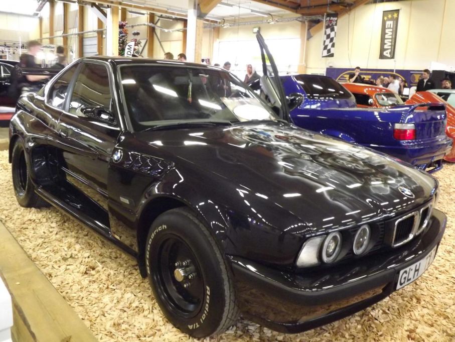 Epa-traktorgänget är bilhobbyns återväxt, eller A-traktor heter det ju idag. Reglerna är ganska fria men duetter börjar det bli ont om, så då kan till exempel en uttjänt 90-tals BMW få bli traktor istället. Tiderna förändras och denna modell har närmare 20 år på nacken nu.