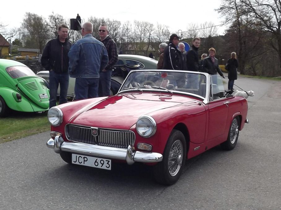med 3,5 meter i längd och och bara 135cm bred är MG Midget en riktigt liten bil, denna från 1969