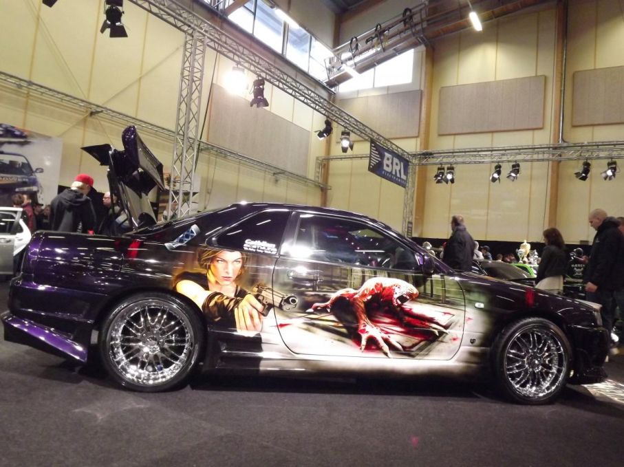 Förr var vilda motivlacker nästan obligatoriskt på custombilar, denna konstform har idag fått en revival i moderna stylingsammanhang och finishen är idag oftast helt otrolig. Vilket denna Nissan Skyline får visa upp med närmast fotorealistisk känsla.
