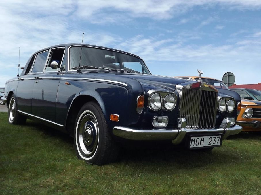 I andra änden på skalan Engelska bilar, Rolls Royce Silver Shadow, 1975, denna dessutom med den längre hjulbasen.