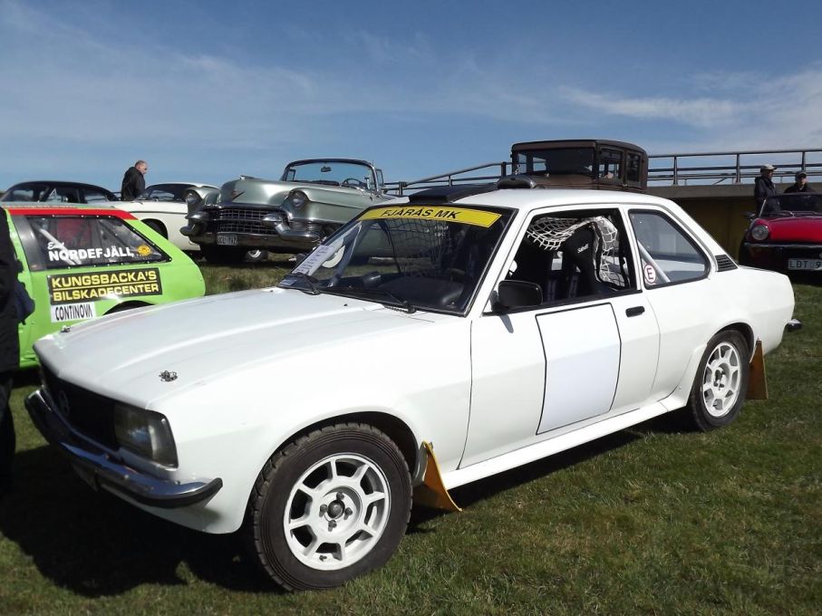 Fjärås MK är i första hand en motorsportsförening med fokus på rally, rallycross och folkrace. Dom visade upp flera av sina egna bilar på fältet bland annat denna fina Rally-Ascona.