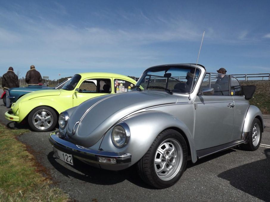 och ett par Volkswagens, närmast en 1303 cabriolet från 1975