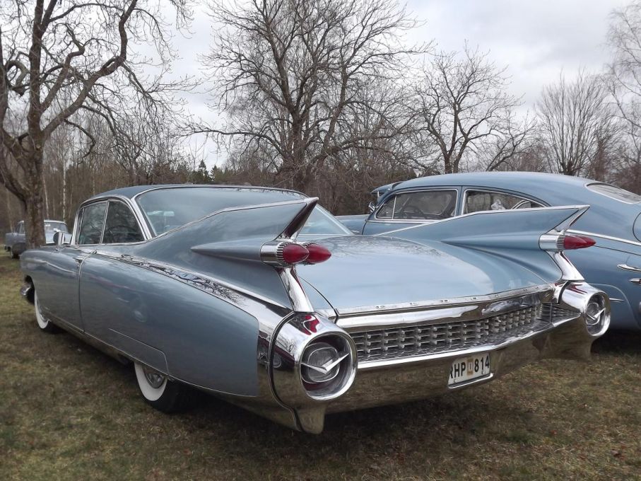 1959 var fenorna på topp, Cadillac Eldorado hette Seville med tak, Biarritz utan. Bara 975 Sevilles gjorde 1959.