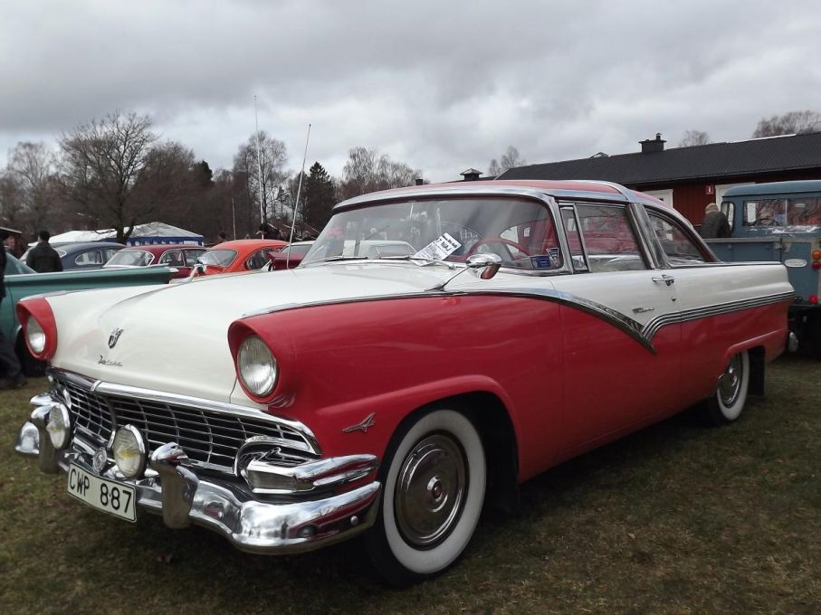 Ford Crown Victoria 1956 såld ny i sverige 1957. detta beror på att vi fick hit ett restlager osålda bilar på den tiden. Crown Victorian, "Krom-vicken" blev snabbt en populär modell och många har överlevt till vår tid.
