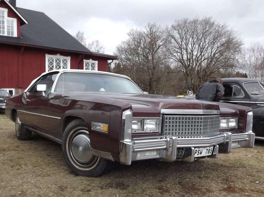 Cadillac Eldorado 1975, bjässemotor på 8,2 liter och framhjulsdrift. Luftreningskrav hade dock snöpt effekten från 400hk till bara 180 hästar de sista åren för den stora 500-motorn.