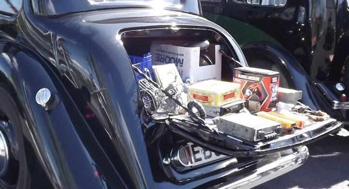 Blandgodis bak i en MG YA saloon