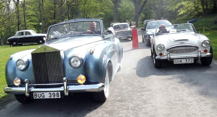 Utställarna stormar in, i täten en Rolls Royce Silver cloud från 1962