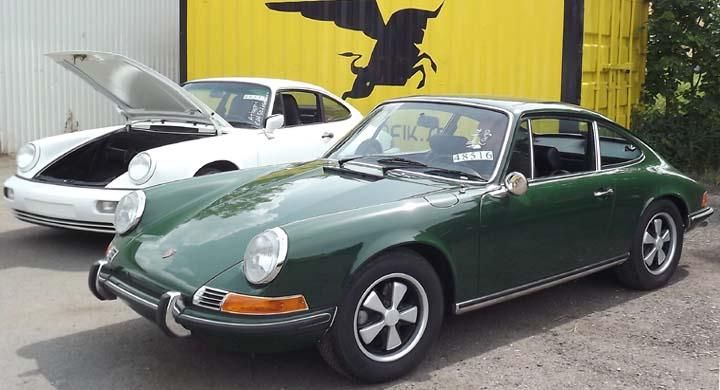 Mycket fin 911S från 1971, i bakgrunden en senare generation 911:an, också USA-importerad