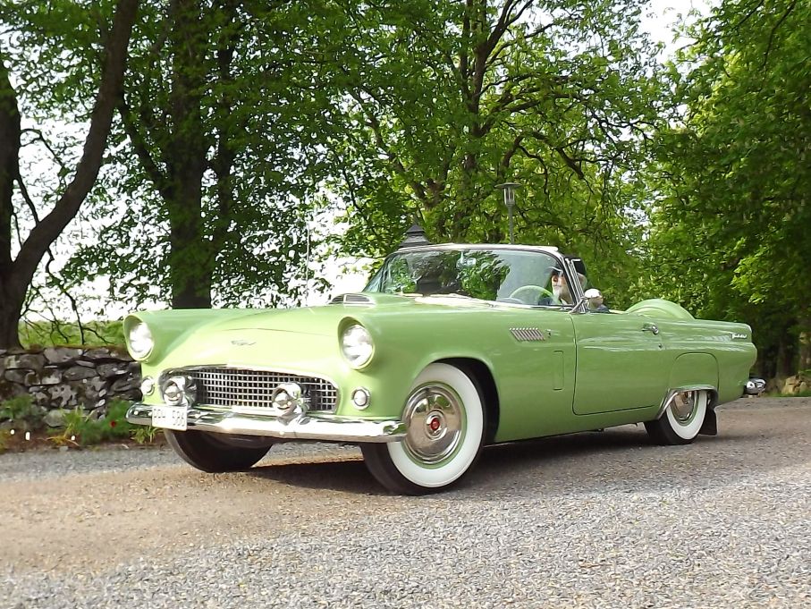 Ford Thunderbird 1956 i utsökt skick och färgkombination