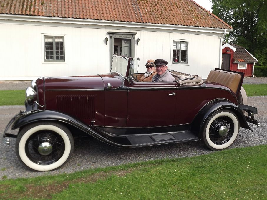 Fritiof och Astrid anländer med Ford model B från 1932. B innebär fyrcylindrig motor, som kom i bakvattnet av 1932 års stora sensation, V8:an. Bara 427 köpare valde fyran i cabrioleten detta år.