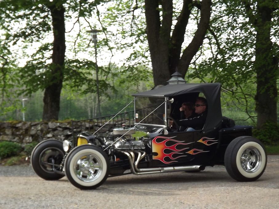 Och Ford på helt annat vis, Bucket-T eller t-hot brukar de här baljorna vagt baserade på T-Ford roadstern oftast kallas.