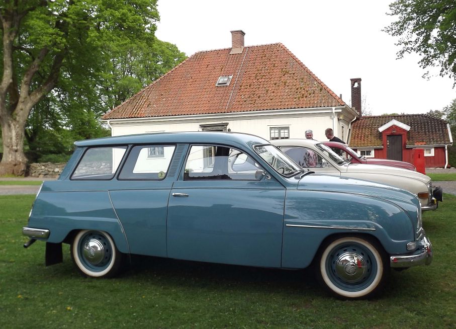 Ett gäng ur saabklubben parkerade tidigt på gräset framför säteriet. Närmast en mycket tidig 95 från 1960