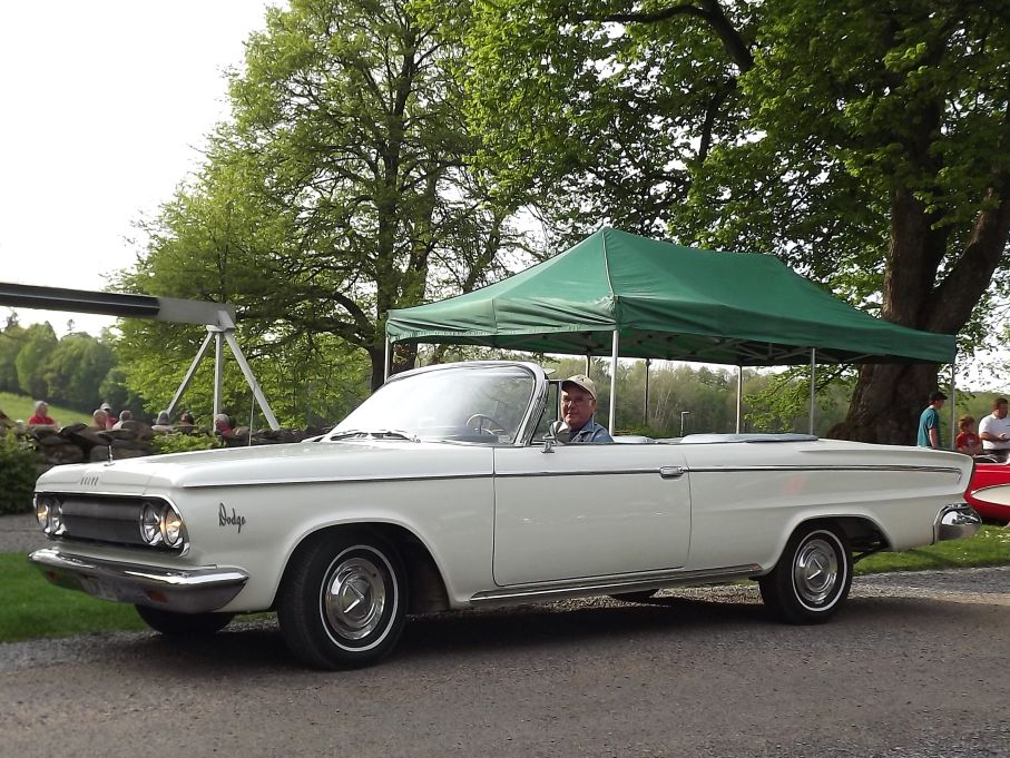 Sällsynt Dodge 880 från 1963 byggdes redan från början som startbil för travhästar, med hytt, galler och allt. Rullade nästan 40 år på Åby, och en makalös renovering ligger bakom återställandet av denna ovanliga bil till originalskick.