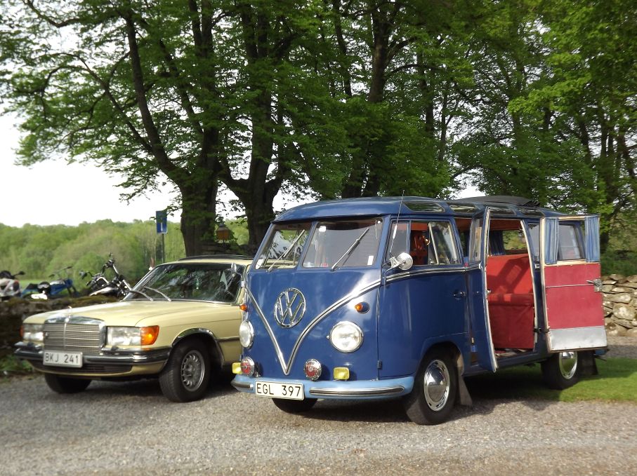 Tyskar för sig själva i ena hörnan, Mercedes 450SE och Volkswagen safaribuss,