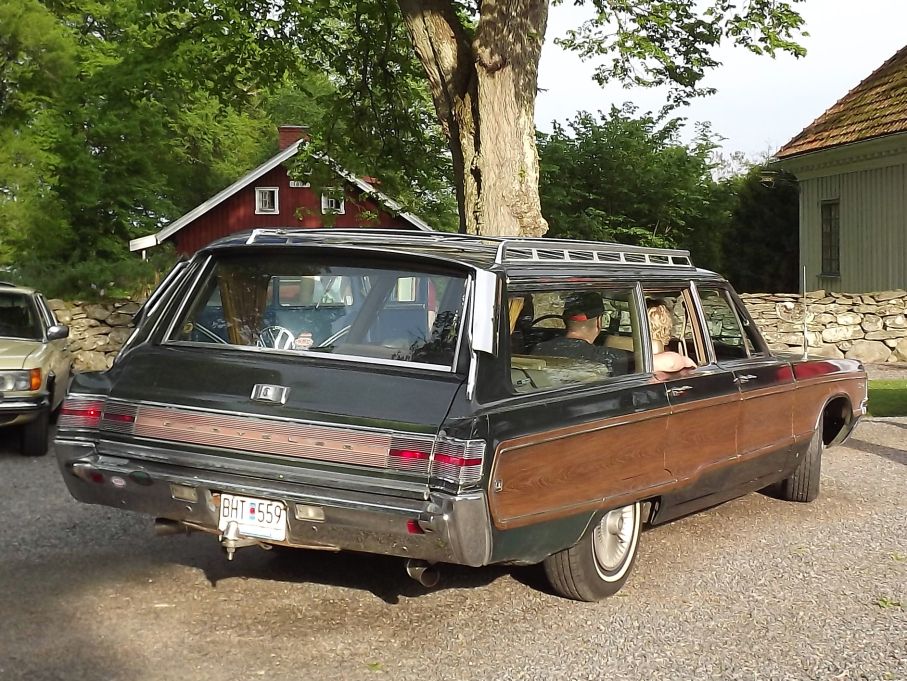 Chrysler kallade sina stationsvagnar länge för Town&Country och här rullar en välväxt sådan av 1968 års modell in.