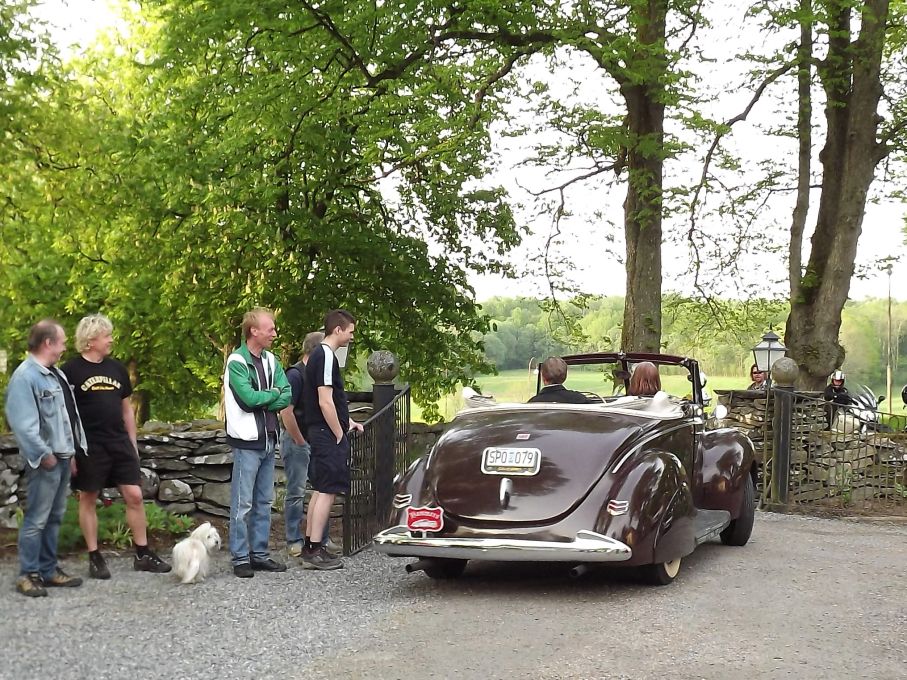 kvällen lider mot sitt slut och en Ford cab från 1940 rullar i sakta mak ut genom grindarna.