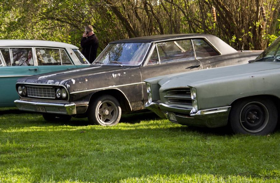 Sveriges mesta raggarbilar? Chevrolet Chevelle 1964 och Pontiac Bonneville 1966. Koncernbröder som ser ut att trivas tillsammans.