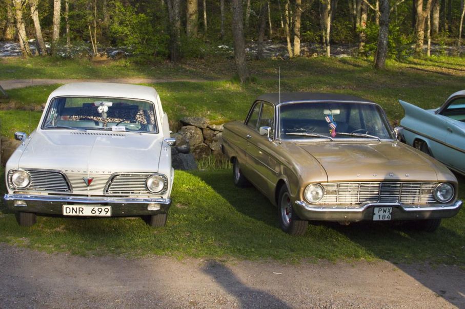 Två svenska hjältebilar. Plymouth Valiant och Ford Falcon