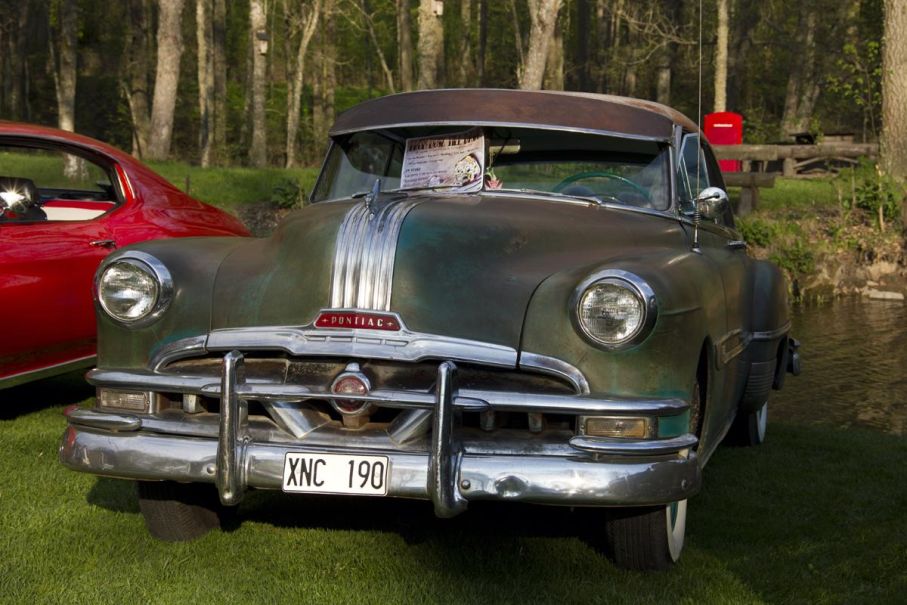 Bronsstatyn heter Pontiac Chieftain Eight och stöptes 1952 med rakåtta under huven, gissningsvis med en ägare som har stenkoll på vad som bör och inte bör renoveras.
