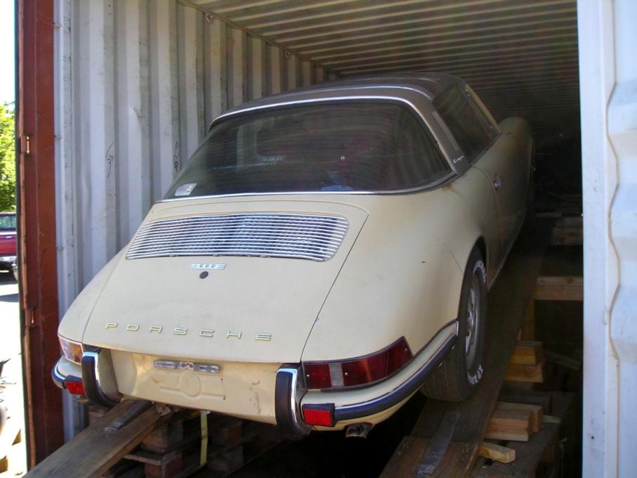 Ännu en tidig 911E targa lossas ur containern