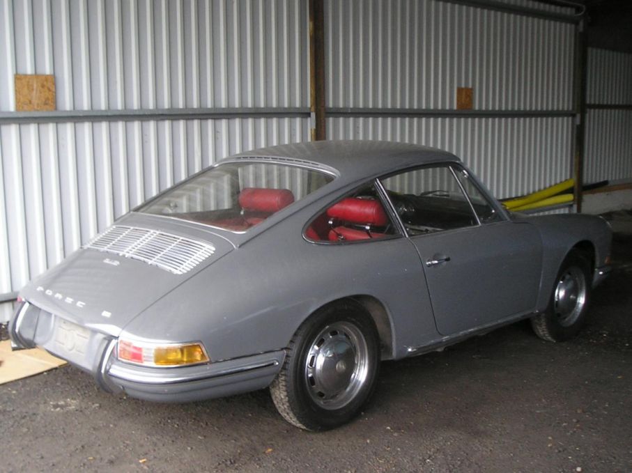 Denna gråa är dock lillebror 912, med fyrcylindrig boxer som den ärvde från 356:an. Modellen blev populär då den var betydligt billigare än 911. Runt 30000 912:or byggdes 1965-69.