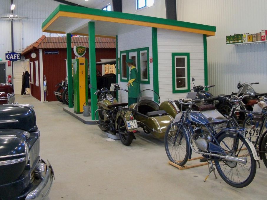 Här finns även ett väl tilltaget fikarum och plats för en nostalgimack, inomhus...
