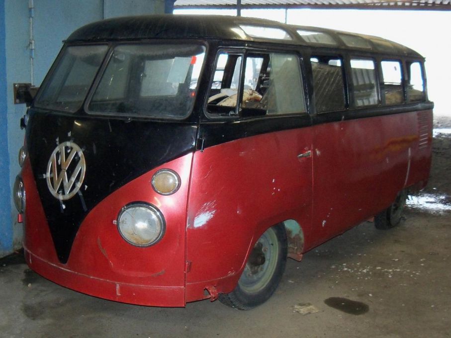 En av de mest eftersökta VW-modellerna är Sambabussen, 23-fönstersmodellen, och betingar skyhöga priser idag. Sällsynt modell som inte heller är särsklit billig ens i detta fyndskick.