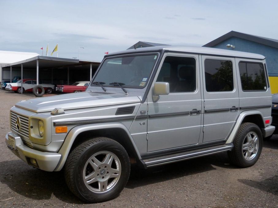 Mercedes Benz G-wagen började som ett rent militärfordon som sågs första gången 1975, presenterades på den civila marknaden 1979, och tillverkas ännu, en klassiker i sin egen livstid. Detta är en G500 från 2002.