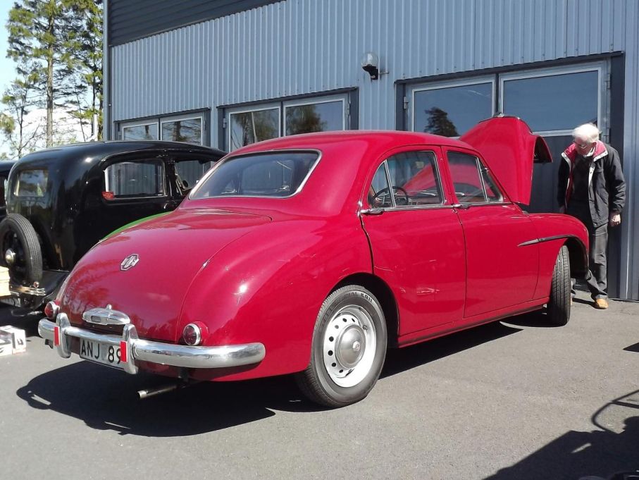 Fin MG Magnette från 1955 vid garaget