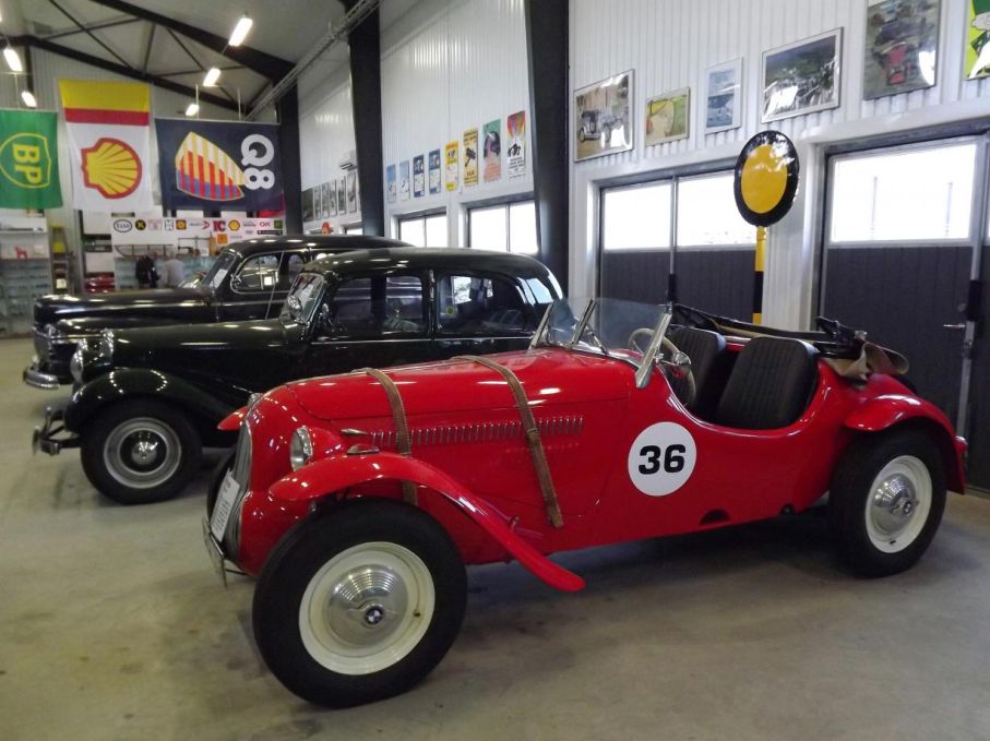 En titt inuti garaget, närmast i raden en BMW 319 racer med okänt karosseri